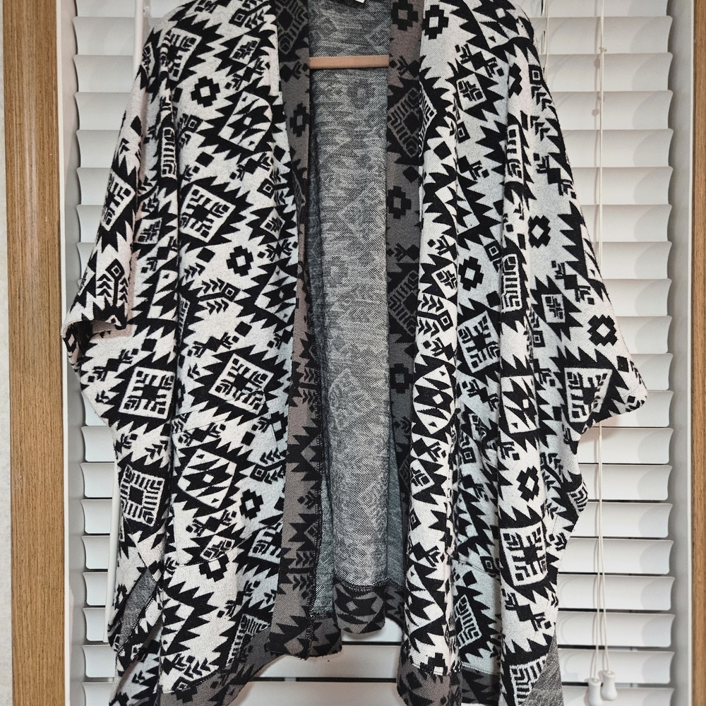 Denim&Co Black and White Aztec Women's Poncho